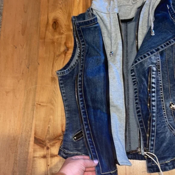Nwt large Jean vest with sweatshirt material hood and center liner - Picture 4 of 7